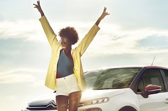 Conductrice d une voiture de location